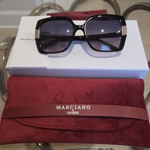GUESS BY MARCIANO Oversized Sunglasses